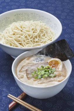 Domuz kemiği çorbası ve erişteden yapılmış Japon Ramen yemeğinin üst görüntüsü.