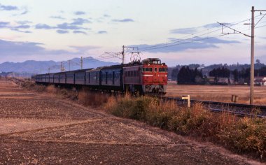 Tren rayları üzerinde tarlada tren. 