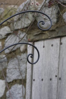 İşlenmiş demir çitli ahşap bir kapının ayrıntıları