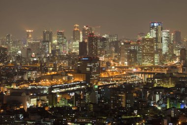 Geceleri Tokyo şehrinin hava manzarası. Japonca         
