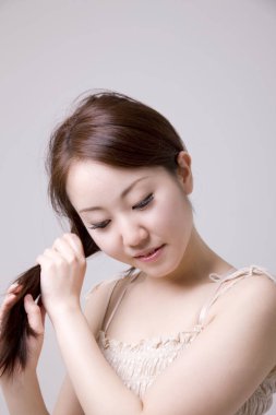 Güzel bir Japon genç kadının stüdyo portresi.