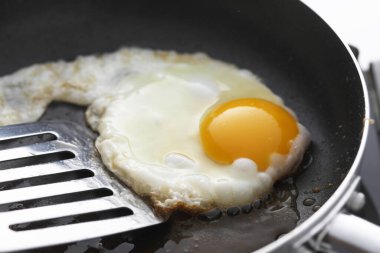 Beyaz arka plan üzerinde tavada kızarmış yumurta