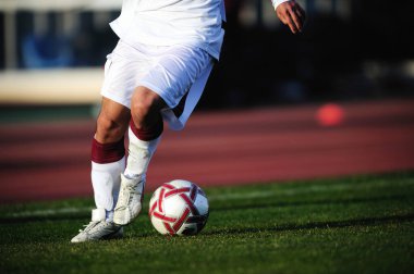 Futbol oyuncu topu ile