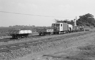 Tren raylarda hareket ediyor. siyah beyaz fotoğraf  