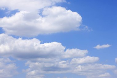 Mavi gökyüzünde beyaz bulutlar.