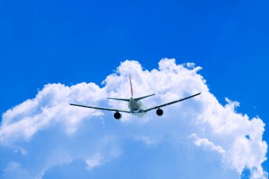 Gökyüzündeki bulutların üzerinde uçan uçak