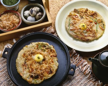 Çeşitli Japon yemeklerini gösteren bir mutfak fotoğrafı.