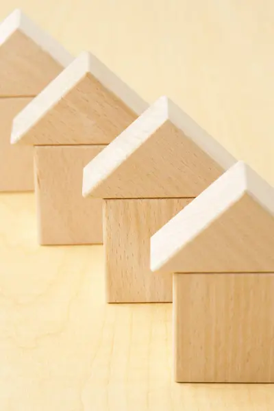 Házak Modellek Fából Készült Kockák Háttérben — Stock Fotó