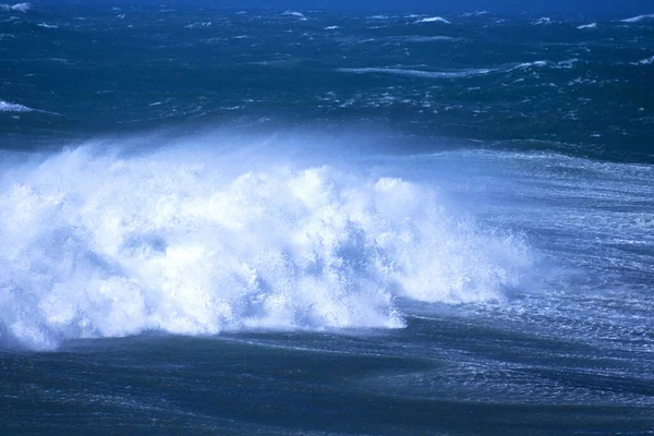 Денний Вигляд Хвиль Морі Блакитне Небо Над Морем — стокове фото
