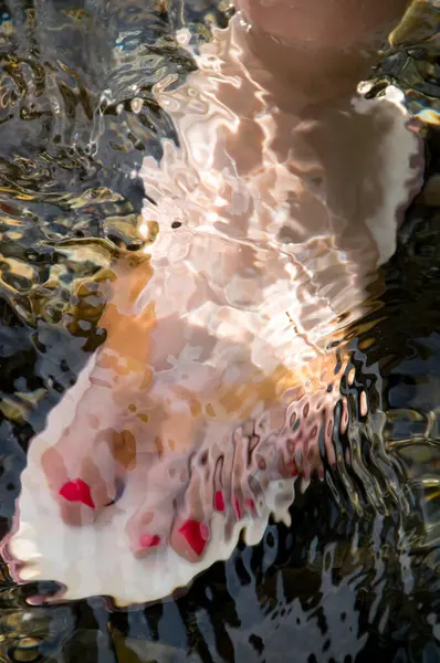 Ноги Женщины Носят Шлепанцы Воде — стоковое фото