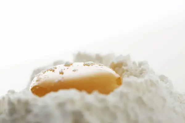 面粉中生蛋黄的特写镜头 — 图库照片
