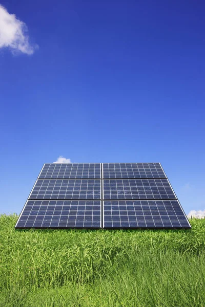 Solární Panely Zeleném Poli — Stock fotografie