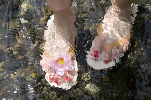 Vrouwelijke Voeten Dragen Flip Flops Het Water — Stockfoto