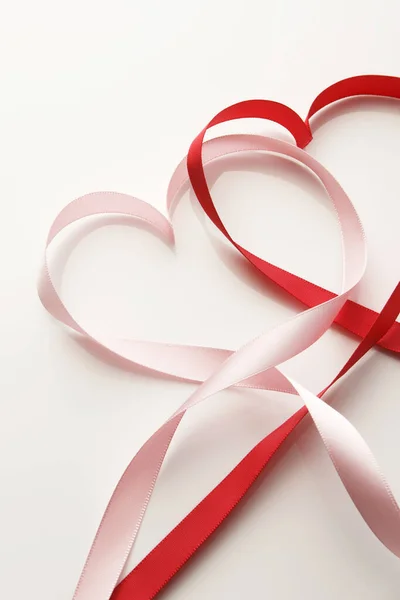 Coeurs Forme Des Rubans Sur Fond Blanc Carte Saint Valentin — Photo