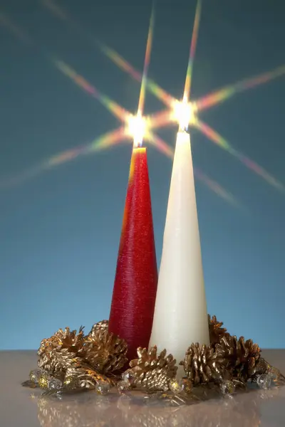 クリスマスキャンドルを燃やす美しいお祝いのクローズアップビュー — ストック写真