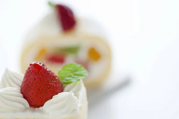 新鲜的自制草莓水果蛋糕 — 图库照片