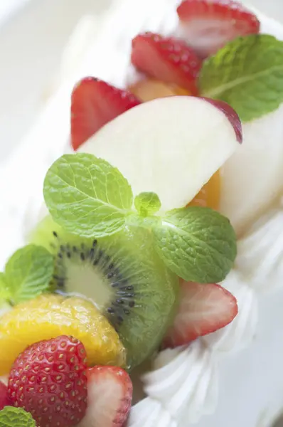 クリームとフルーツの美味しいバースデーケーキのクローズアップビュー — ストック写真