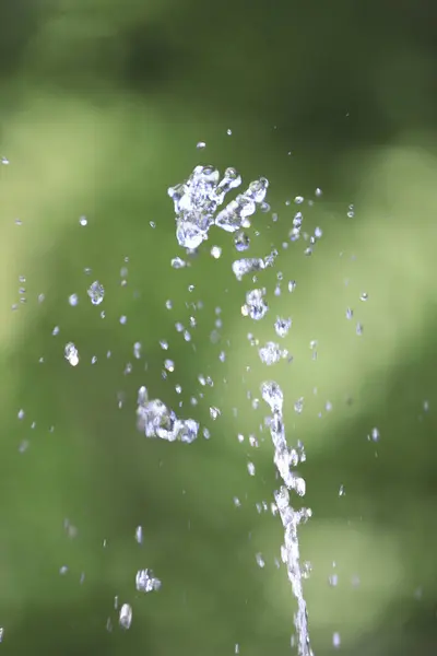 水は空気中 ぼやけた背景に落下する 抽象的な背景 — ストック写真