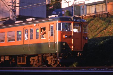 Japon şehrinde tren, alacakaranlık manzaralı. 