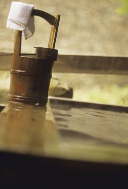 Sakin suyun yanında duran eski ahşap kova.