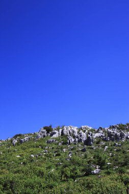 Dağlarla ve mavi gökyüzüyle manzara