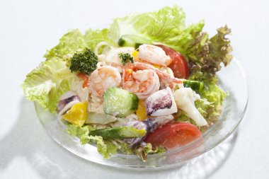 Sebzeli taze karides salatası.     