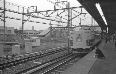 Yansımalar, Japon raylarındaki zemini kaplayan parlak tren boyunca yayılıyor..