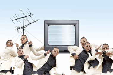 Televizyonu gökyüzüne karşı olan insanların kolajı 