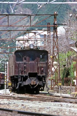 Tren Japon kırsalında demiryolunda, gündüz manzaralı. 