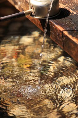 Su damlası düşer ve gölette kepçeyle dolaşır. Yaklaş.