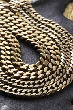 Arka planda güzel altın zincirler, yakın plan