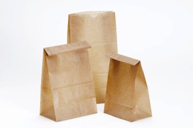 Beyaz arkaplanda kağıt torbaların yakın plan görüntüsü                     