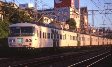 Japon şehrinde tren, alacakaranlık manzaralı. 