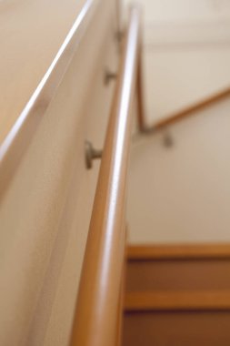 Evin içinde ahşap korkuluklar ve merdivenler var.