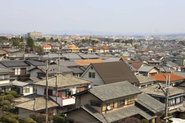 Mavi gökyüzü olan modern yeni apartmanlar.