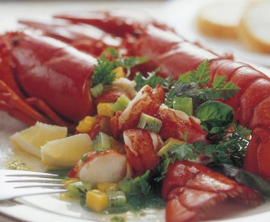 Taze otlu gurme ıstakoz yemeği.