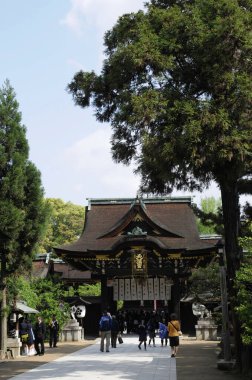 Güzel antik Japon tapınağının manzaralı görüntüsü.