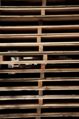 Ulaşım için bir yığın ahşap palet