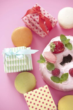 Yakın plan - arka planda kremalı ve badem kurabiyeli ev yapımı taze meyve pastası