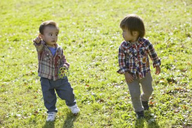 Parkta oynayan Asyalı çocuklar