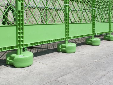 Arkaplanda yeşil metal ağ çiti