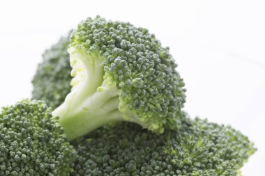 Beyaz arka planda taze bir brokoli..