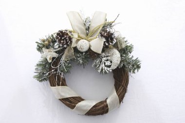 Beyaz arkaplanda güzel bir Noel çelengi var.         