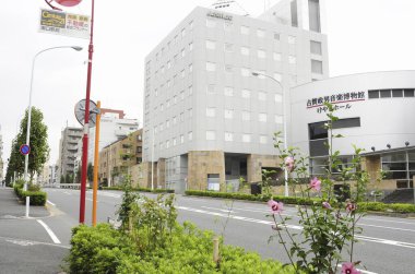 Çağdaş şehir caddesinde çiçek açan yüksek binalar var.