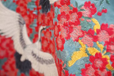 Güzel kırmızı kumaş kumaş kimono.