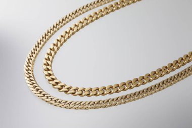 Beyaz arka planda güzel altın zincirler