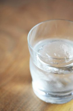 Temiz soğuk su ile yakın plan cam görüntüsü     