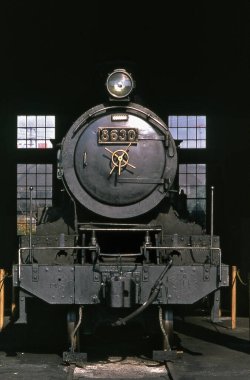 Arka plandaki tren istasyonunda buharlı lokomotif