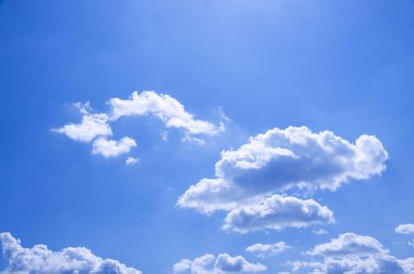 Bulutlu mavi gökyüzü