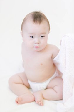 Arka planda küçük Asyalı bebek, kapat.